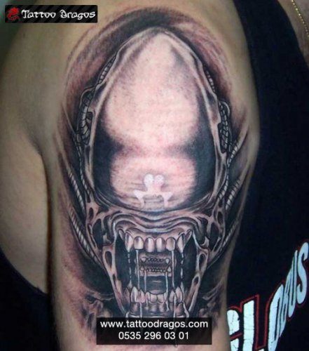 Alien Yaratık Tattoo