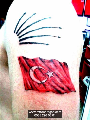 Bayrak Altı Ok Dövmesi