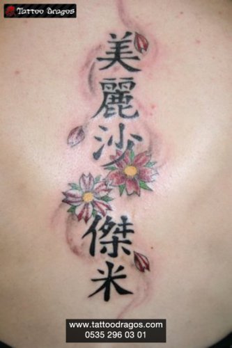 Çin Yazı Ve Çiçek Tattoo