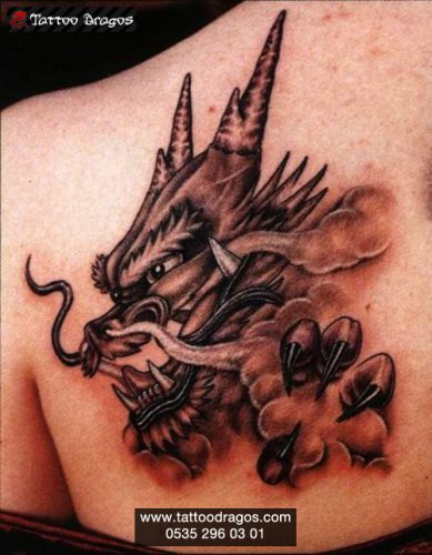 Gölgeli Dragon Tattoo