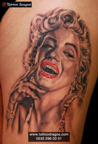 Renkli Gölgeli Marilyn Monroe Tattoo