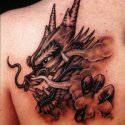 Gölgeli Dragon Tattoo